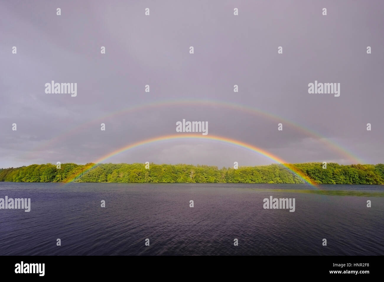 Rainbows uber ad un lago, Regenbogen uber einem vedere Foto Stock