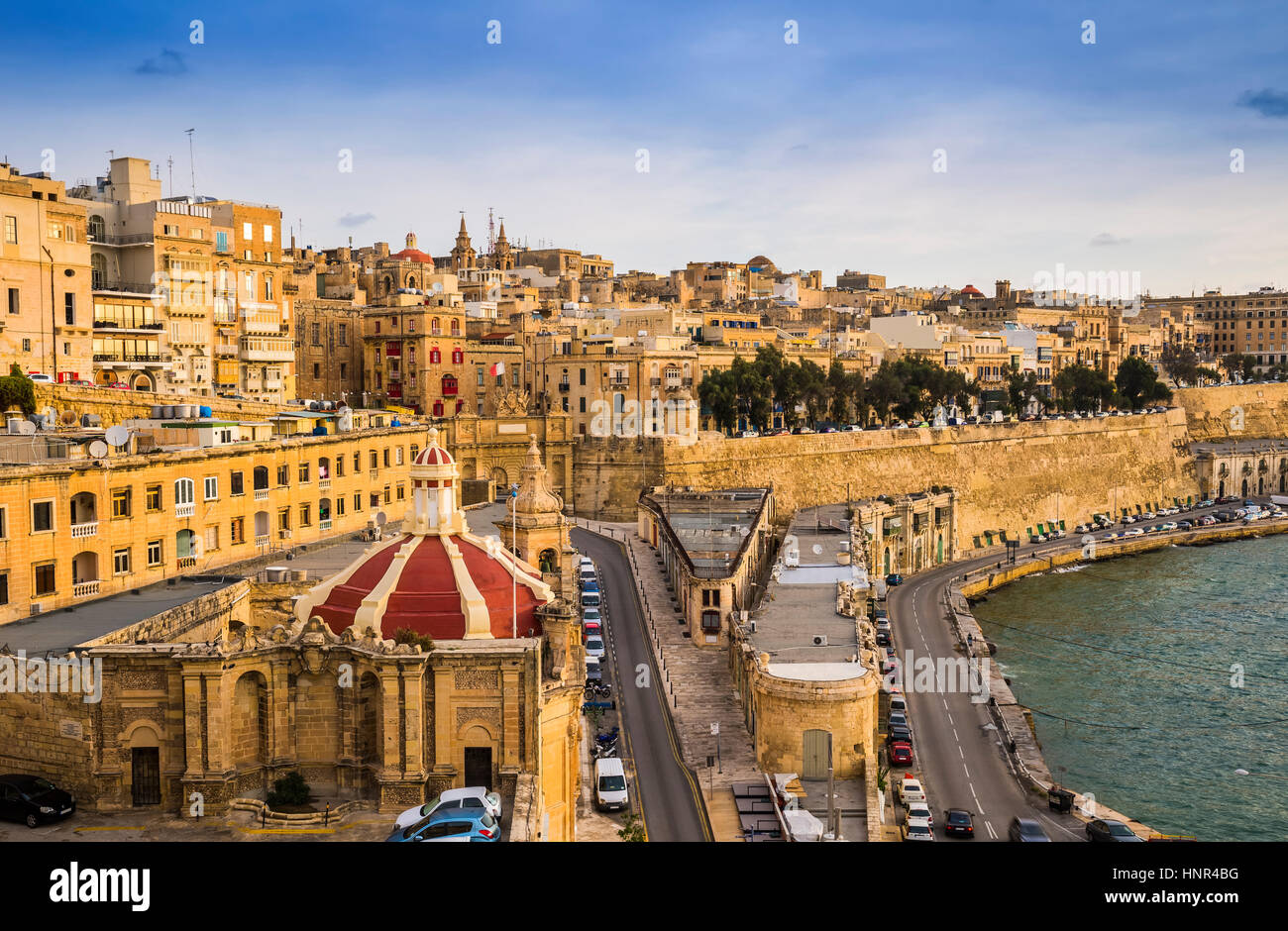 La Valletta, Malta - Sunrise al Grand Harbour di Malta con le antiche mura di La Valletta Foto Stock