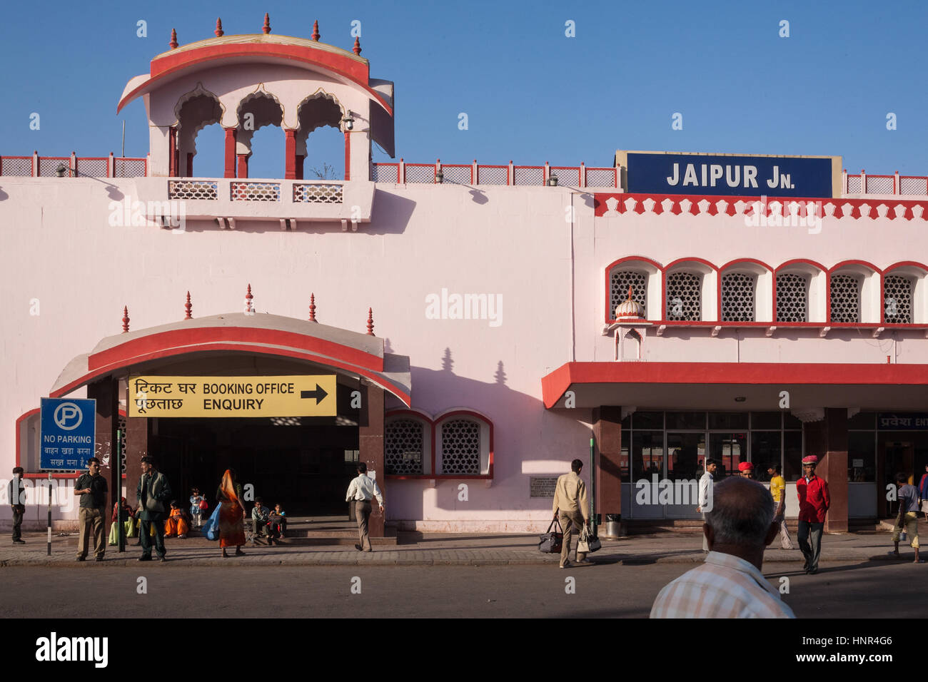Jaipur Junction,treno stazione,,Città Rosa,Hindu,script,lingua,rosa ,Rajasthan,l'India,trasporto,hub,indiana, Asia Foto stock - Alamy