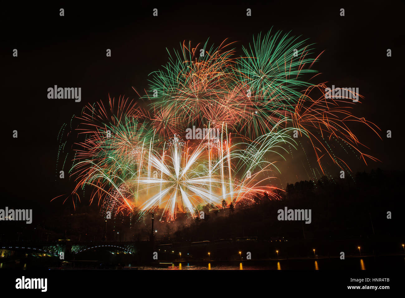 Grandi fuochi d'artificio celebrazione del nuovo anno il cielo notturno di Praga. Piena di colori e di stelle scintillanti. Foto Stock