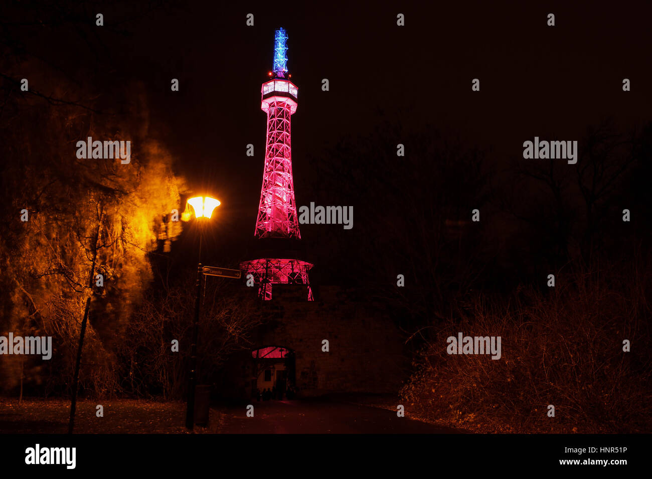 Il Petrin Lookout Tower in Praga illuminata con il tricolore in una mostra di sostegno per il popolo di Francia Foto Stock