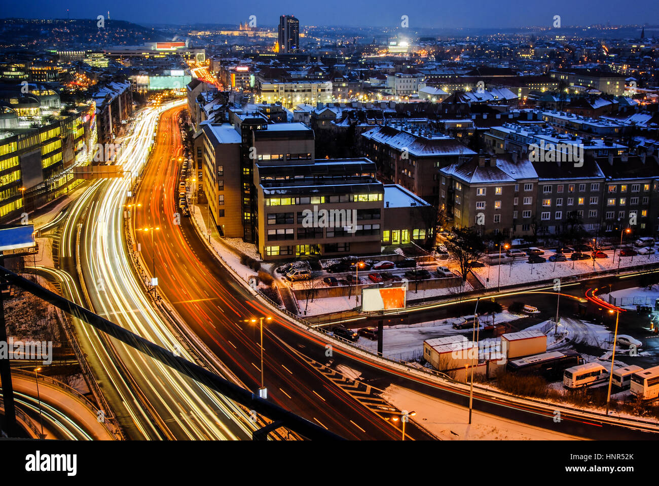 Notte expressway in città. Praga strada principale da uccelli prospettiva sul tempo di esposizione lungo. Paesaggio urbano in bella vista. Foto Stock