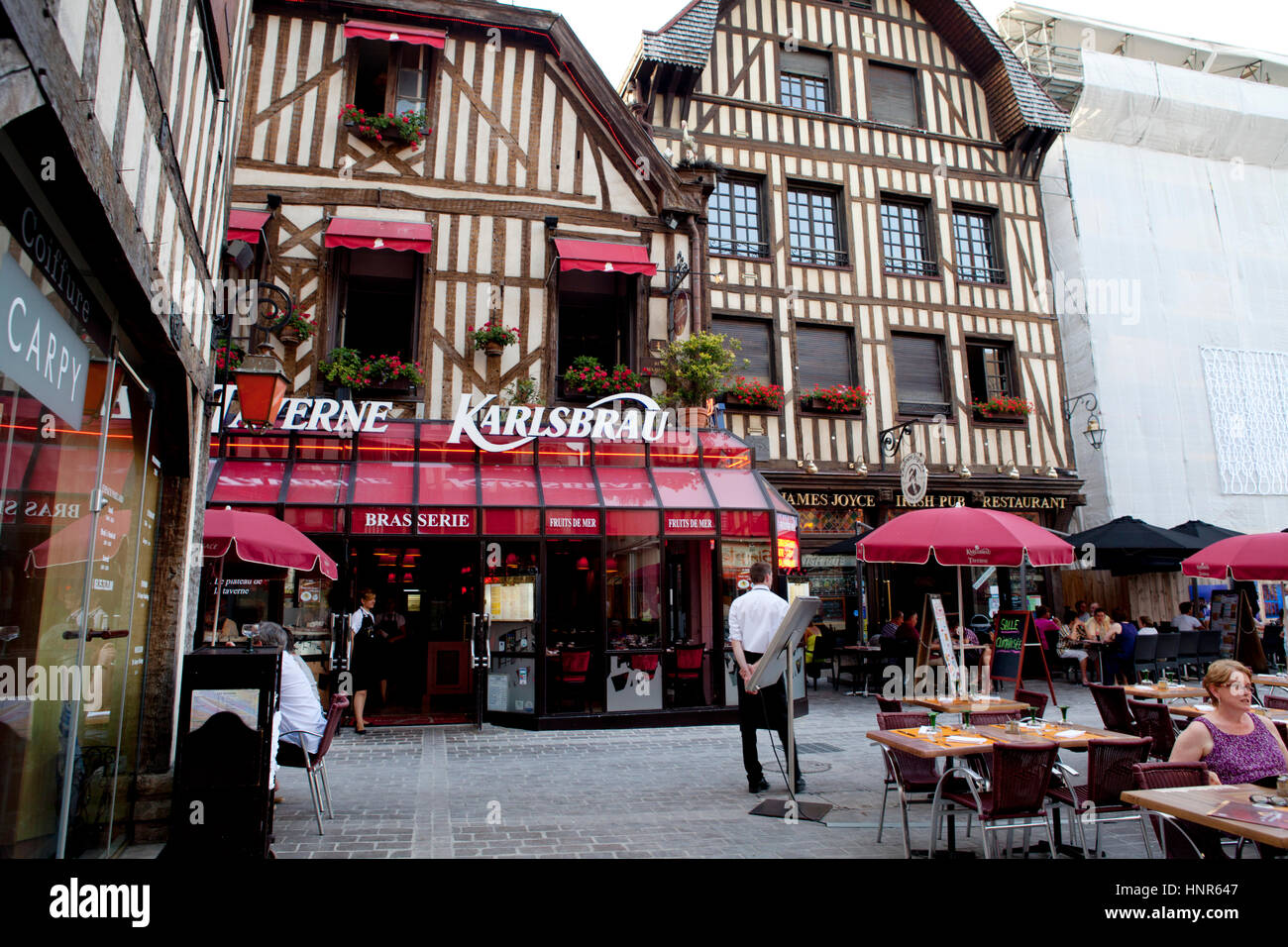 Metà case con travi di legno nel vecchio villaggio di Troyes, Aube, Champagne - Ardenne, Francia Foto Stock