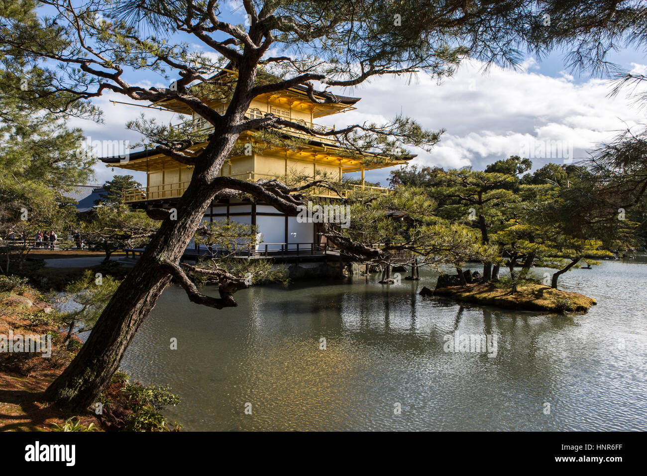 Kinkaku-ji, (金閣寺, Padiglione Dorato) ufficialmente denominato Rokuon-ji è uno Zen tempio buddista a Kyoto, Giappone Foto Stock