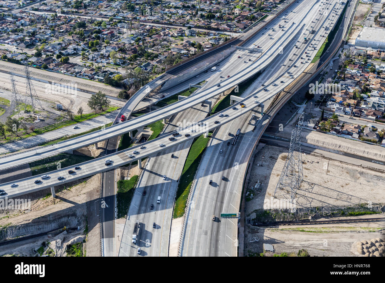 Vista aerea del Golden State 5 e Hollywood 170 Interscambio superstrada rampe in Los Angeles, California. Foto Stock