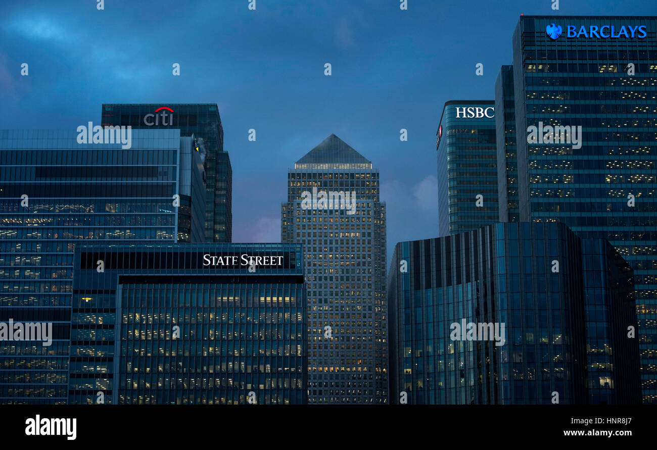 Il sole tramonta dietro al Canary Wharf, Londra. Foto Stock