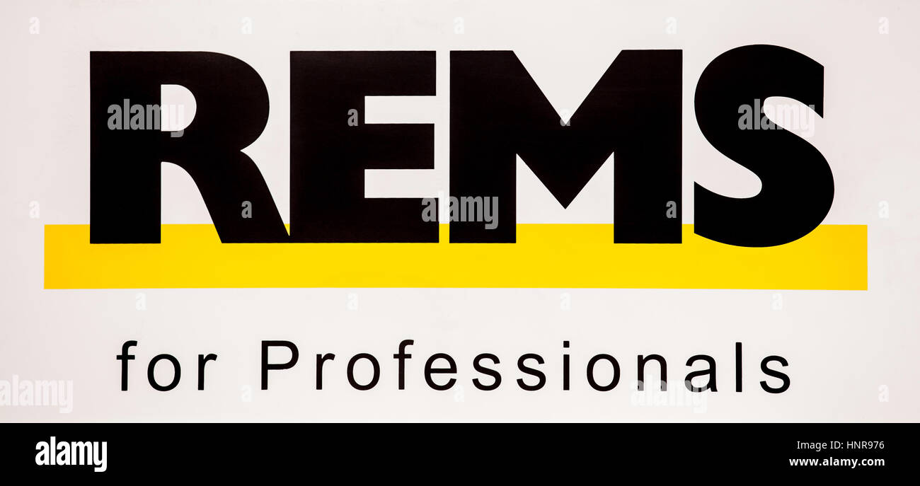 Rem logo. Sticker lettere in nero sul muro bianco Foto Stock