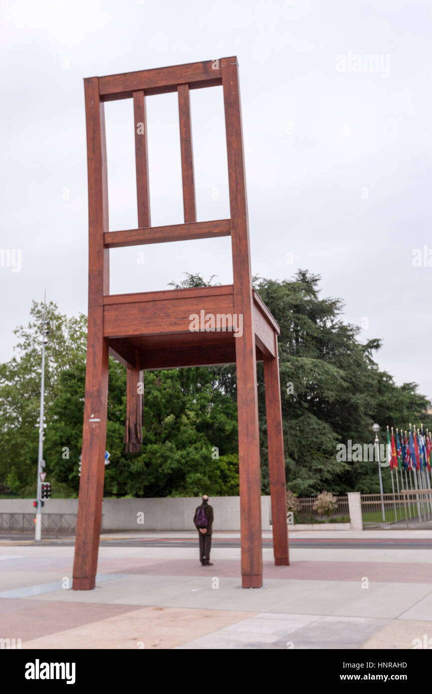 L'uomo sotto la sedia rotta una monumentale scultura in legno dall'artista svizzero Daniel Berset, costruito da Luigi Genève, il Palazzo delle Nazioni di Ginevra Foto Stock