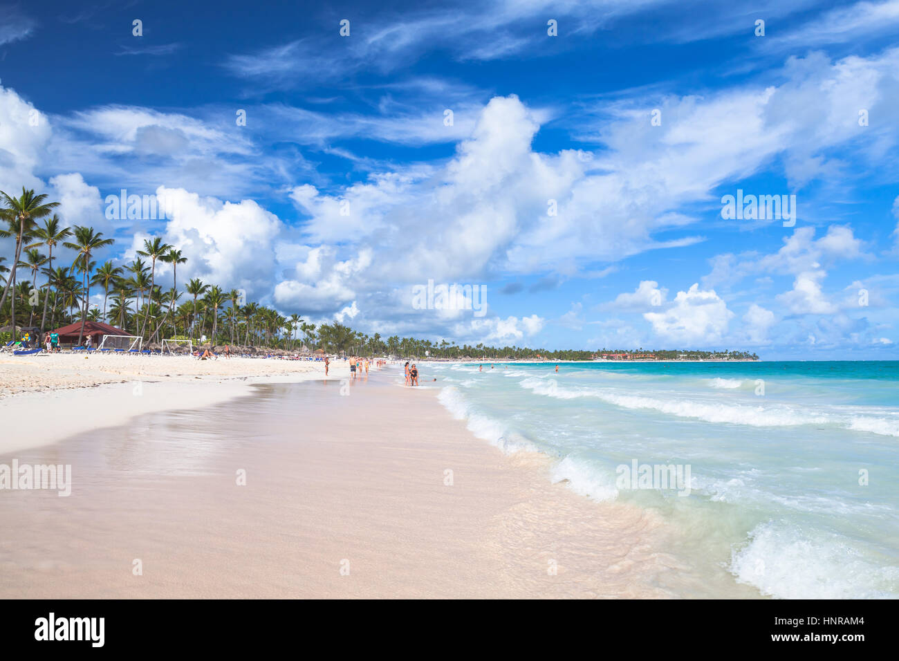 Bavaro Beach, Repubblica Dominicana - Gennaio 4, 2017: Costiera mar dei Caraibi. Oceano atlantico costa, turisti ordinaria poggiano su di una spiaggia di sabbia di punta Foto Stock