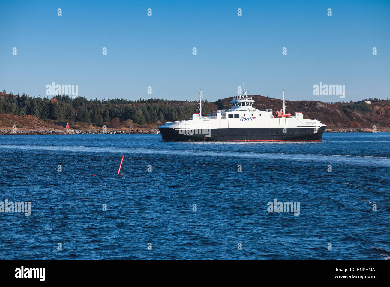 Trondheim, Norvegia - 17 Ottobre 2016: traghetto roll on-roll off da Edoyfjord Fjord1 operatore va sul mare di Norvegia, vista laterale. Trondheim, Norvegia Foto Stock