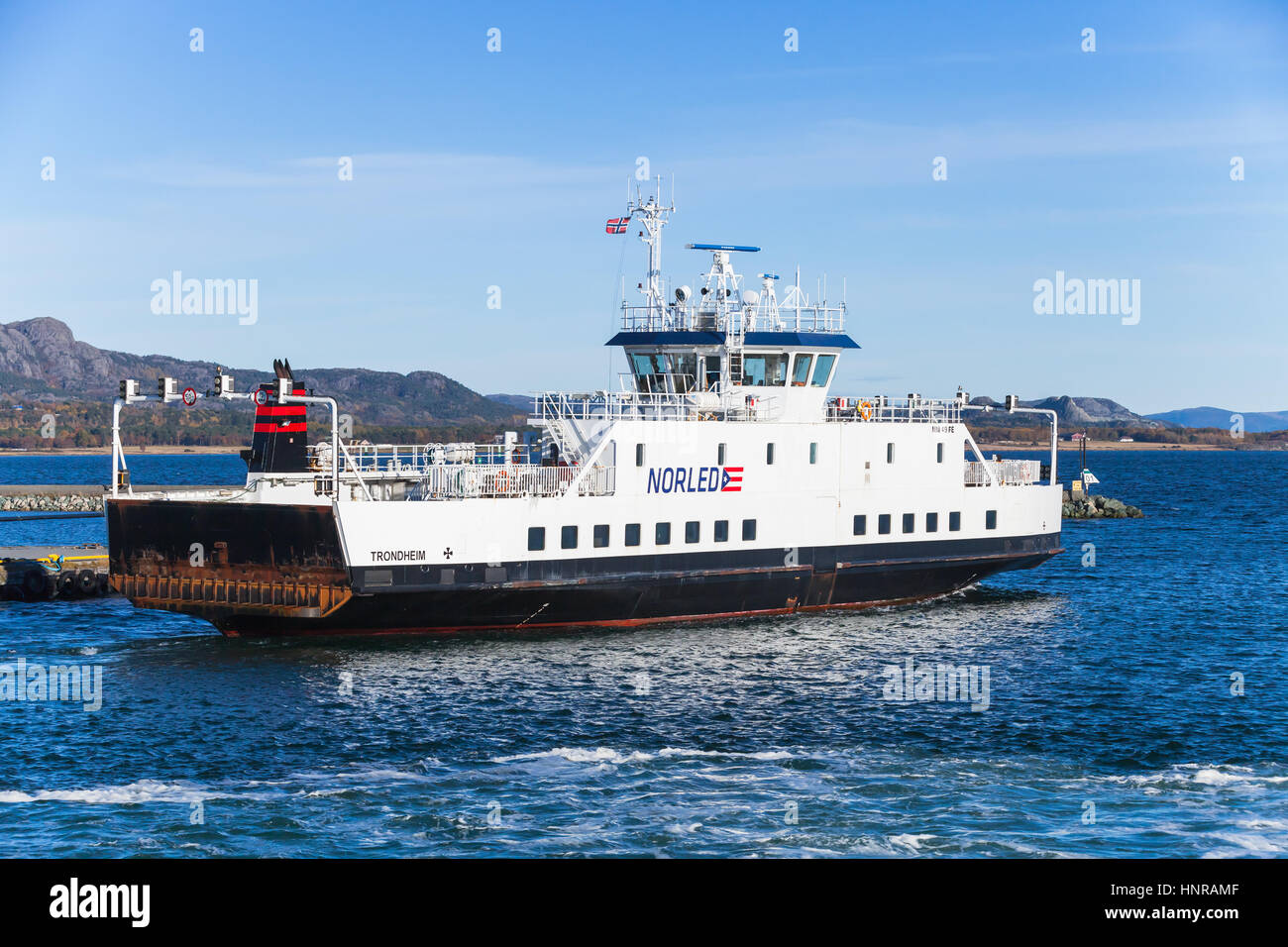 Trondheim, Norvegia - 17 Ottobre 2016: traghetto roll on-roll off Edoyfjord nave da Fjord1 operatore va sul mare di Norvegia. Trondheim, Norvegia Foto Stock