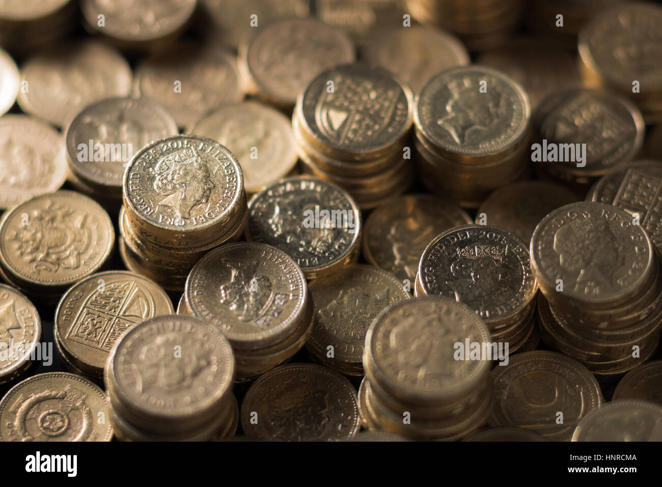 Pile di libbra di monete disposti in cumuli. Foto Stock