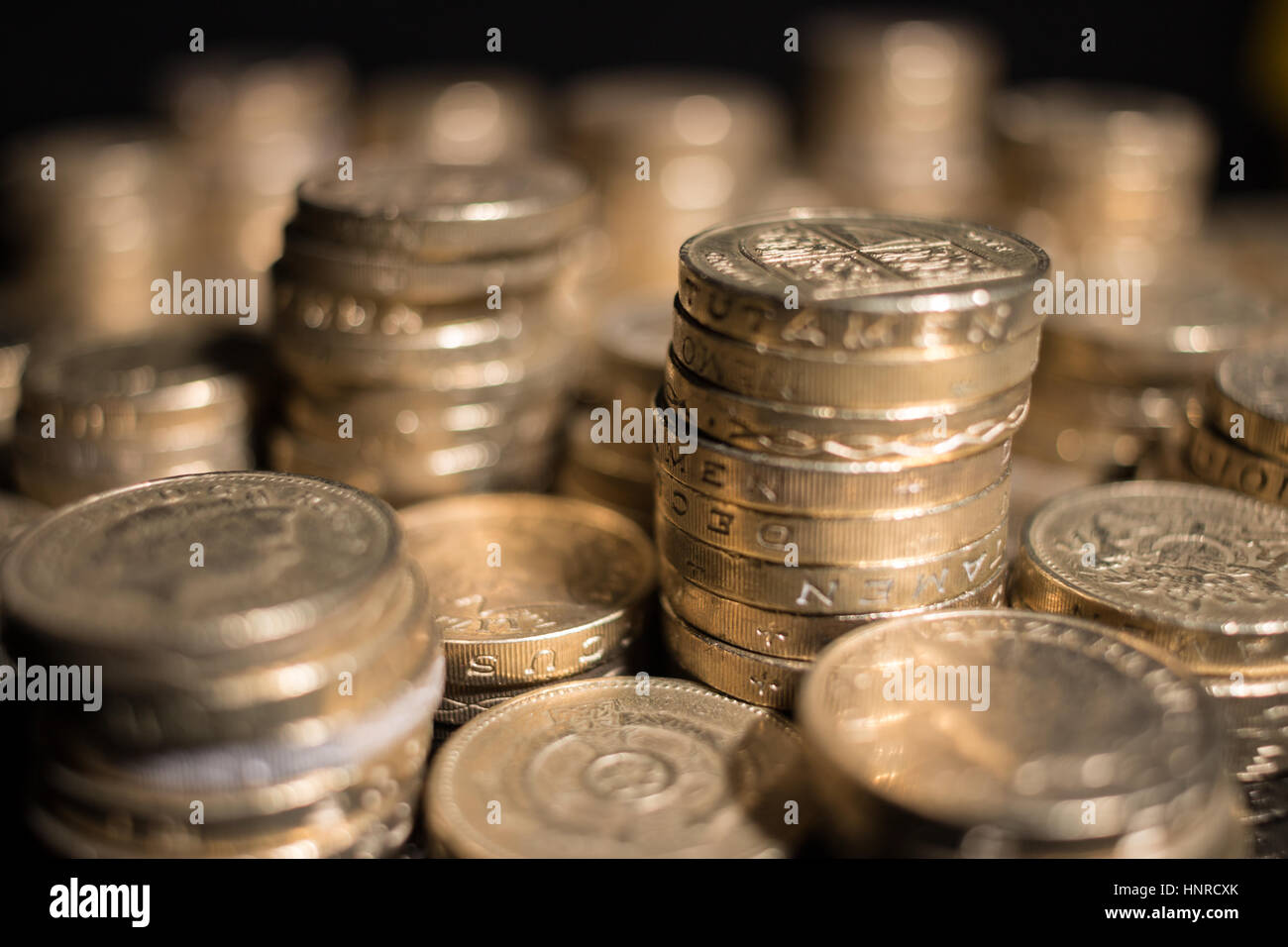 Pile di libbra di monete disposti in cumuli. Foto Stock