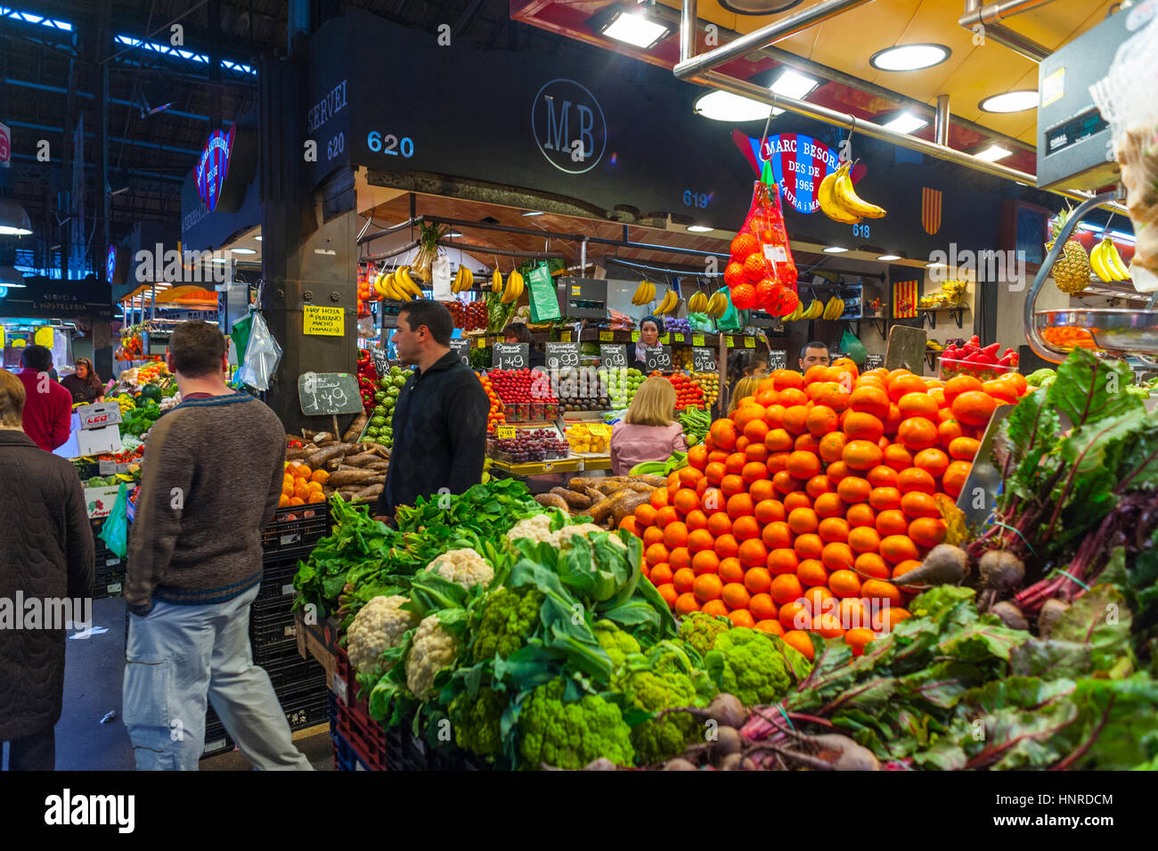 Frutta e Vegtable si spegne al Mercado de La Boqueria in La Rambla barcelona Foto Stock