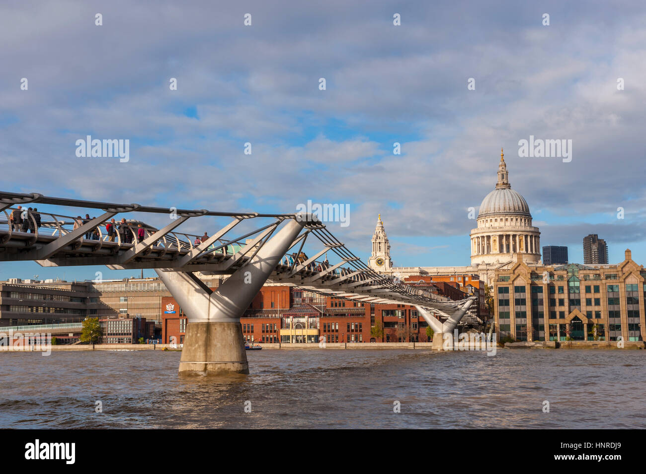 Il Millennium Bridge sul fiume Tamigi a Londra dalla galleria d'arte Tate Modern verso Saint Pauls Cathedral. Foto Stock