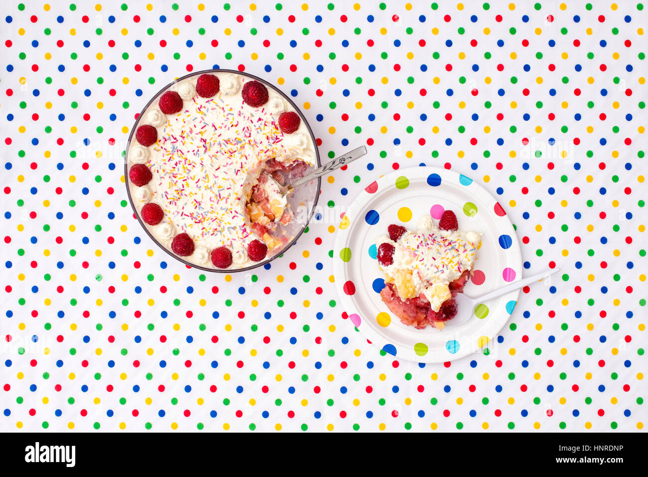 Scherzare su un colorato polka dot piastra e tovaglia Foto Stock