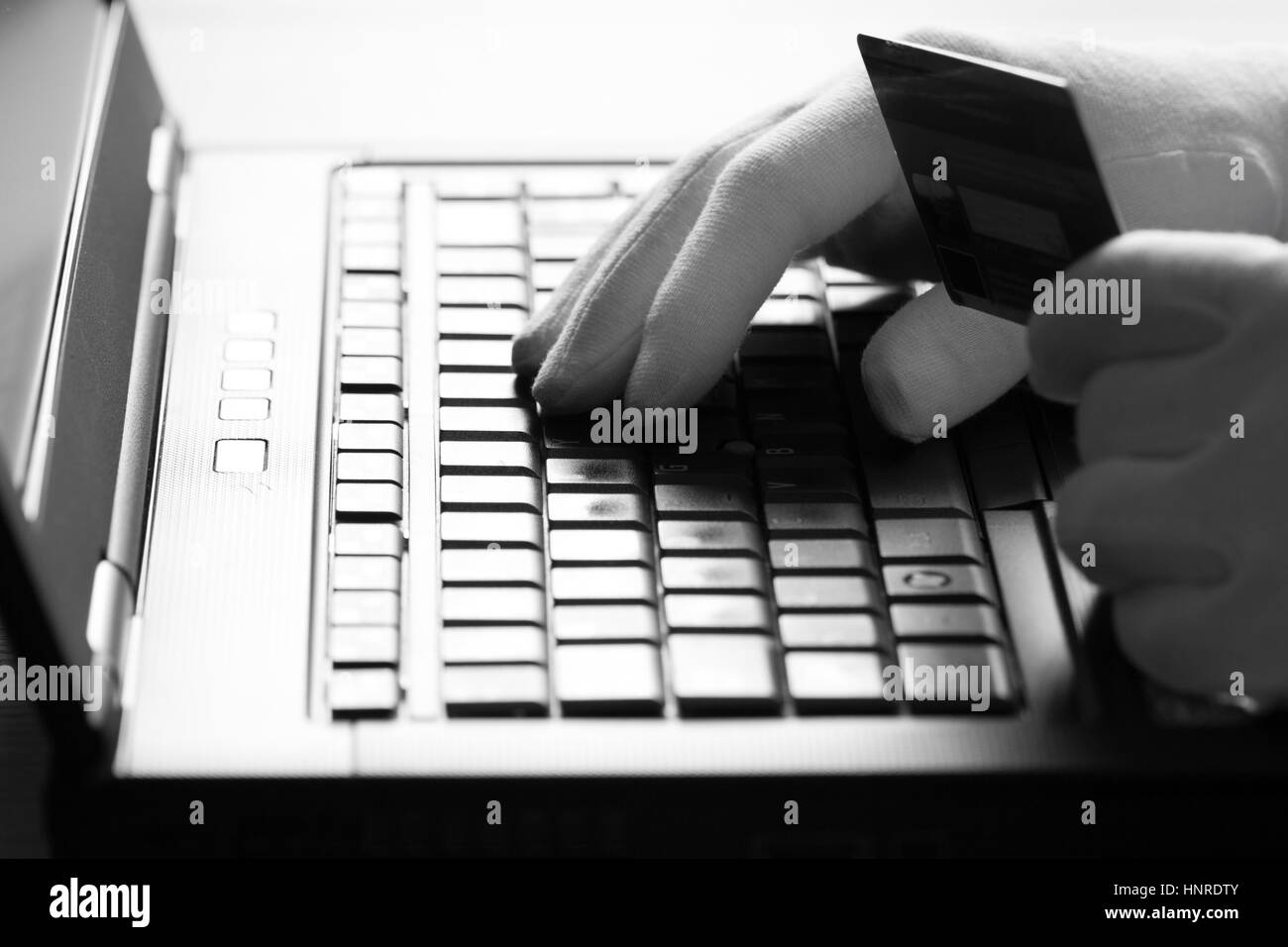 Hacker in guanti bianchi di rubare informazioni su laptop Foto Stock