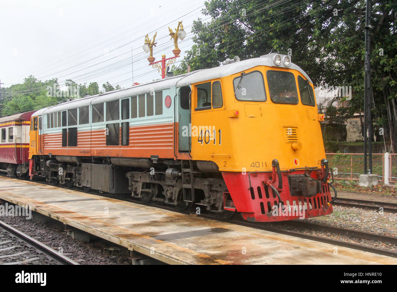 Locomotiva Diesel e treno in avvicinamento a Hua Hin stazione, Thailandia Foto Stock