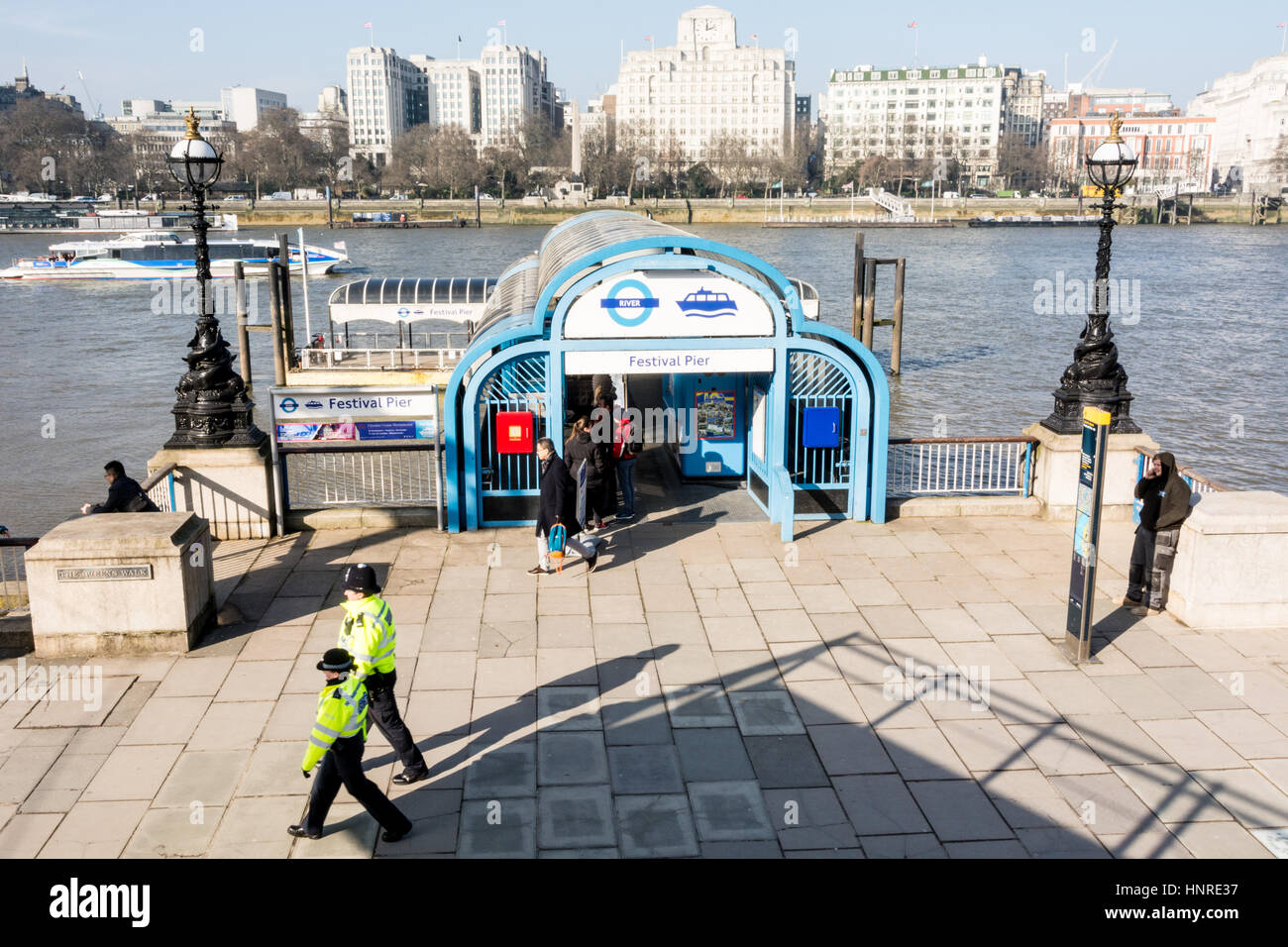 Il Festival Pier sulla Southbank sul Tamigi vicino a Waterloo, Londra, Inghilterra, Regno Unito Foto Stock