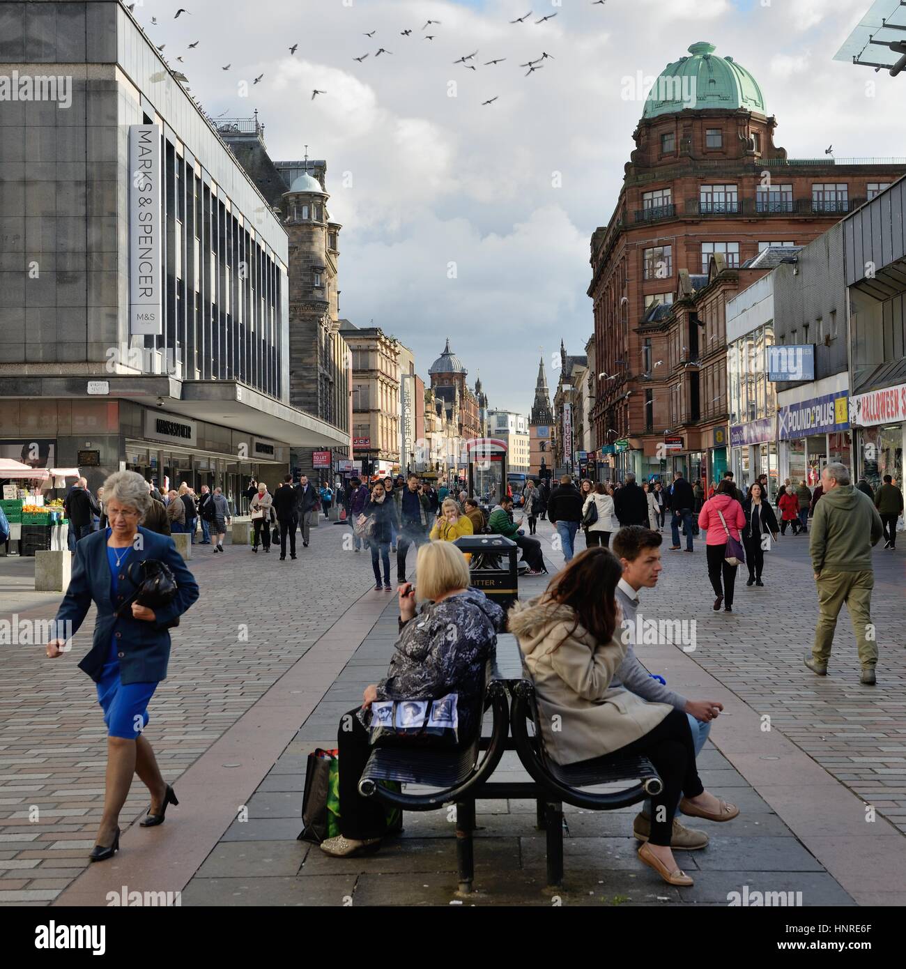 Guardando verso est su una trafficata Argyle Street zona pedonale nel centro della città di Glasgow, Scotland, Regno Unito Foto Stock