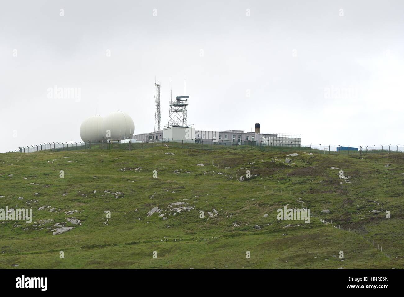 Il vertice di Rueval (Ruabhal), noto anche come la collina di miracoli, ospita il radome, montanti, e gli edifici del radar locali stazione di tracking. Foto Stock