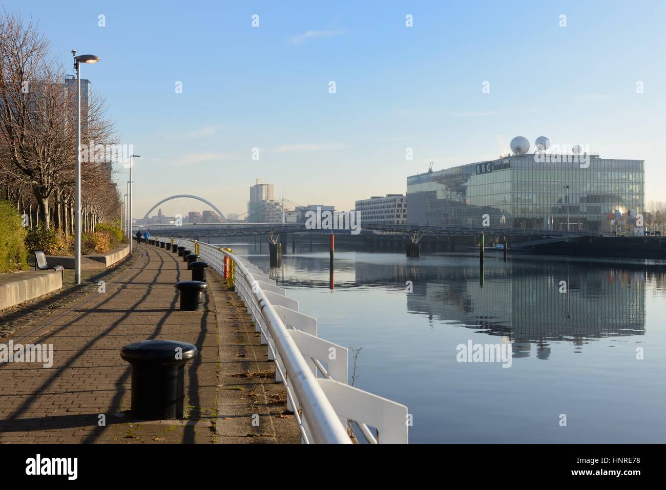 Riverside marciapiede, fiume Clyde, Glasgow, Scozia Foto Stock