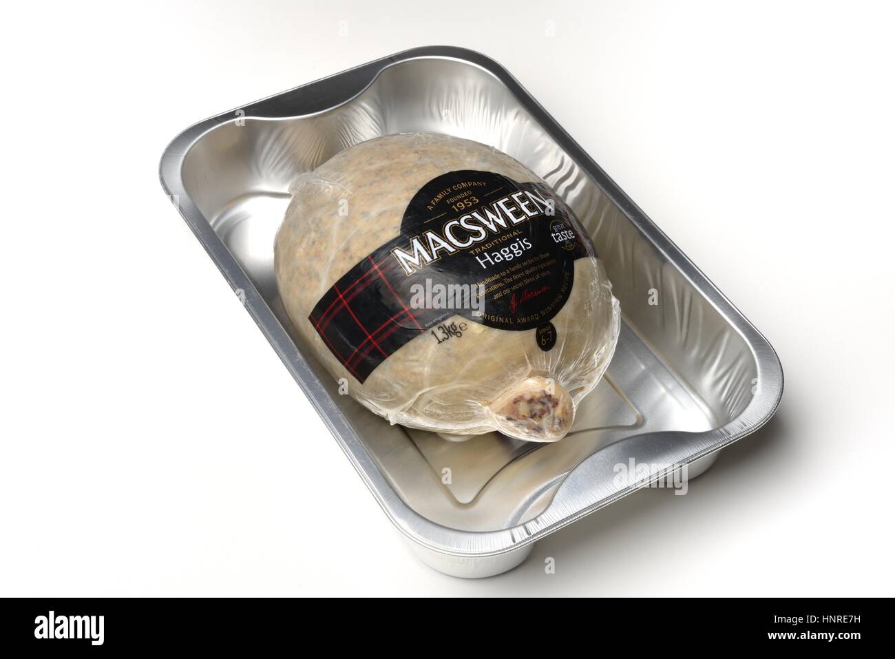 Un fatto Macsween Scottish haggis su un sottile foglio di carta vassoio da forno. Foto Stock