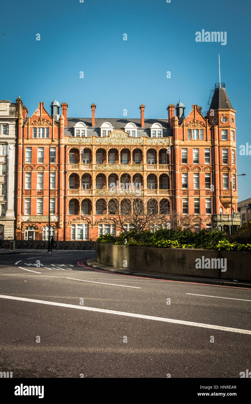 L'esterno dell'ex Royal Waterloo Hospital for Children and Women, (ora parte dell'Università di Notre Dame) Lambeth, Londra SE1, Inghilterra, Regno Unito Foto Stock