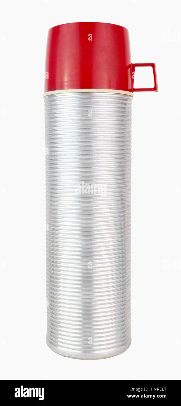 Vintage thermos in alluminio con plastica red cup. Isolato. Verticale. Foto Stock