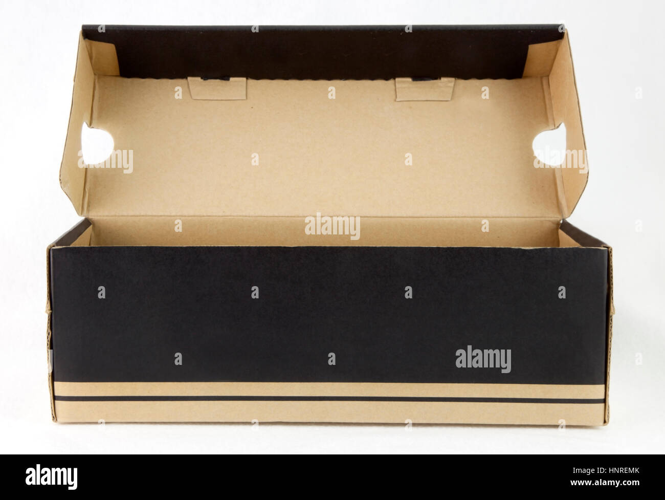Marrone e nero scatola da scarpe con coperchio aperto. isolato. Foto Stock