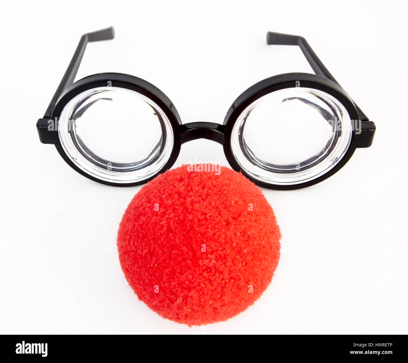 Silly schiuma rossa clown naso con pippo bicchieri. Isolato. Foto Stock