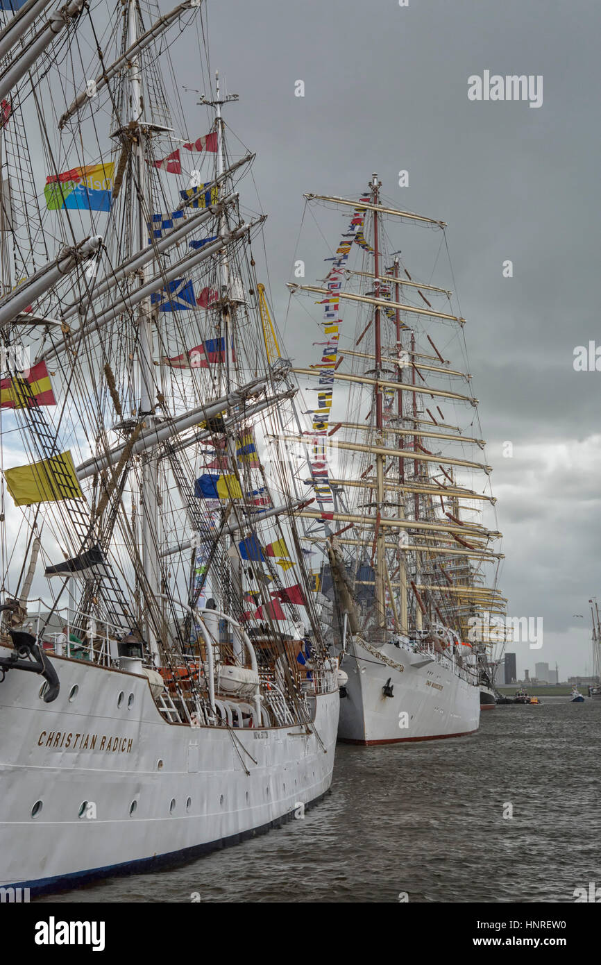 Piena truccate Tall navi ormeggiate nel porto di Delfzijl durante la parata di grandi navi Delfsail nei Paesi Bassi nel luglio 2016 Foto Stock