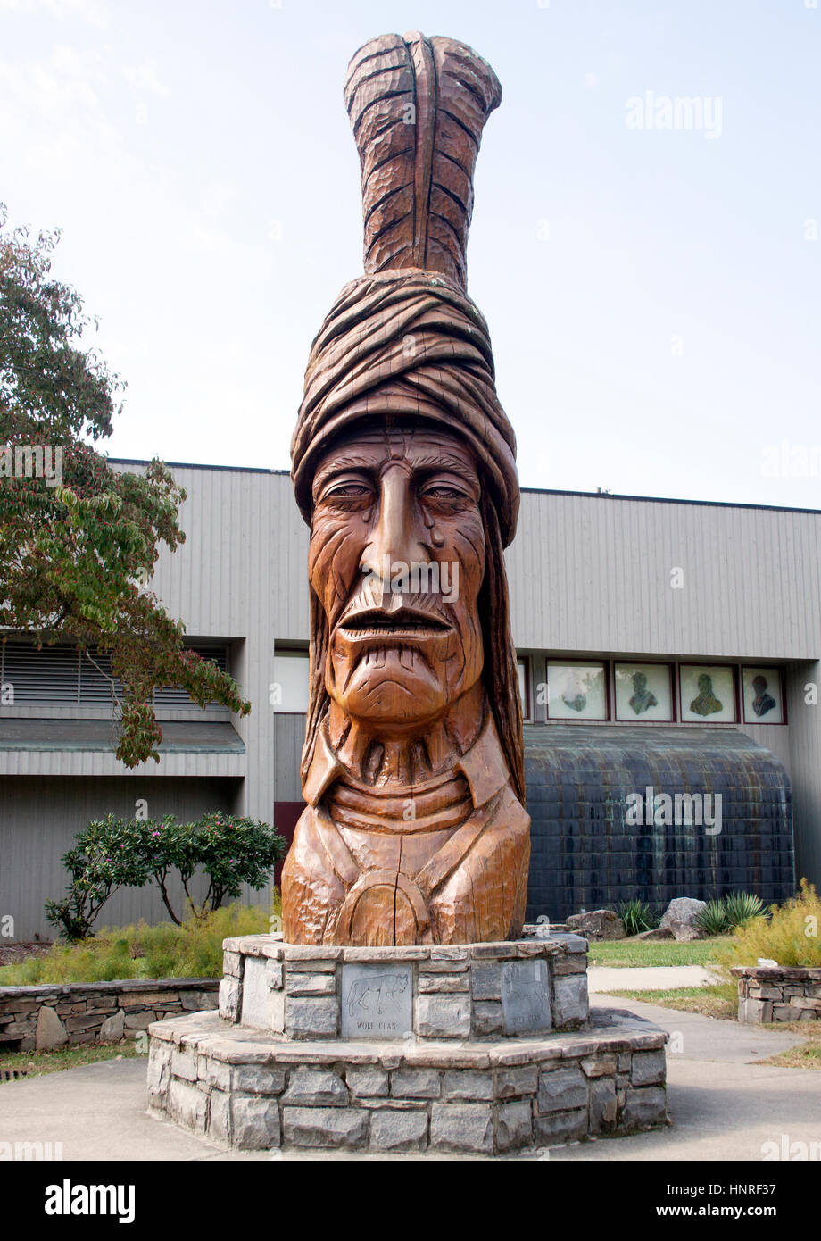 Un'imponente scultura di Death Tiki Head accoglie i visitatori in un negozio di motociclette nella Maggie Valley, North Carolina, che mescola arte stradale con la cultura dei motociclisti. Foto Stock