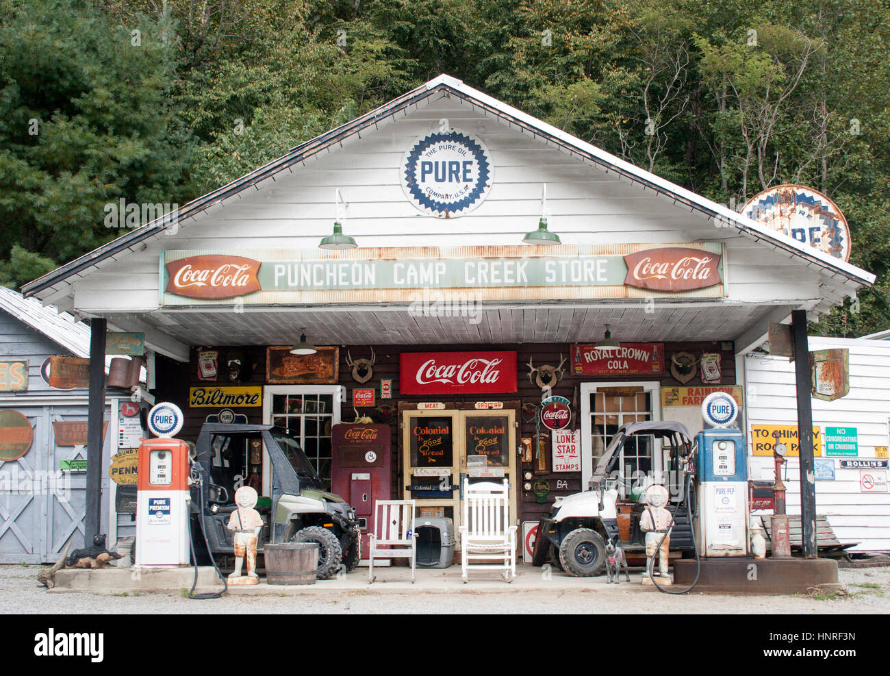 Il Puncheon Camp Creek Cattle Ranch di Edneyville, North Carolina, offre un fascino rustico, pascoli ondulati e un vero assaggio della vita agricola delle montagne del sud. Foto Stock
