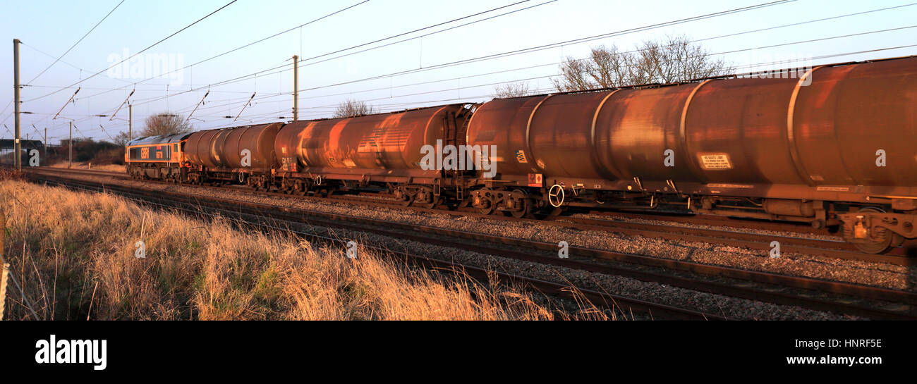 Treni gbrf, 66710 alimentate a gasolio treno merci, tra bedford e Luton, Bedfordshire, England, Regno Unito Foto Stock