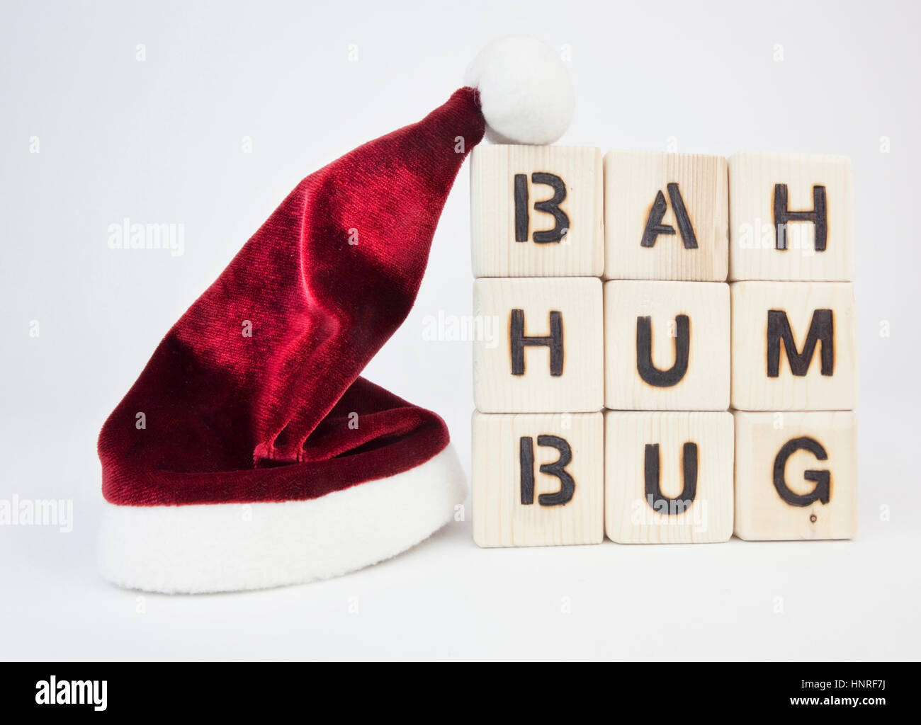 BAH HUMBUG concept presentato con blocchi giocattolo e Santa hat. Foto Stock