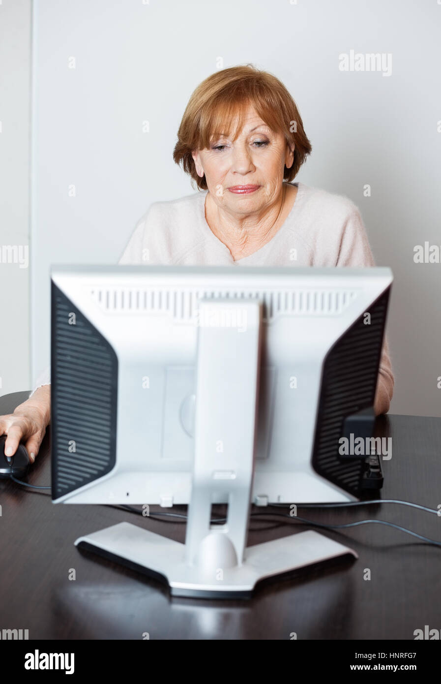 Senior Donna che utilizza il computer in classe Foto Stock