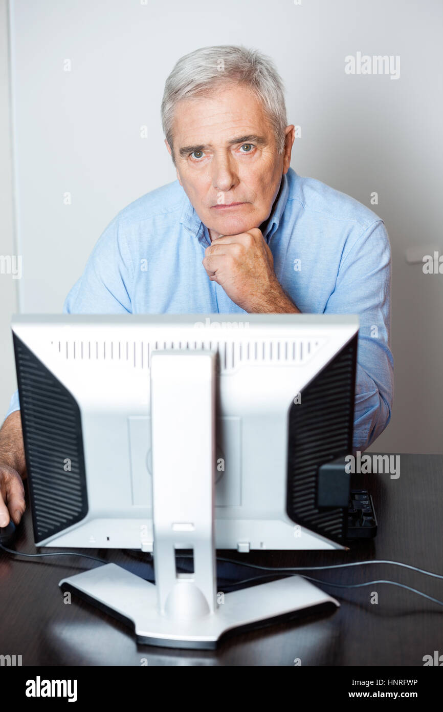 Senior uomo l uso dei computer in aula Foto Stock