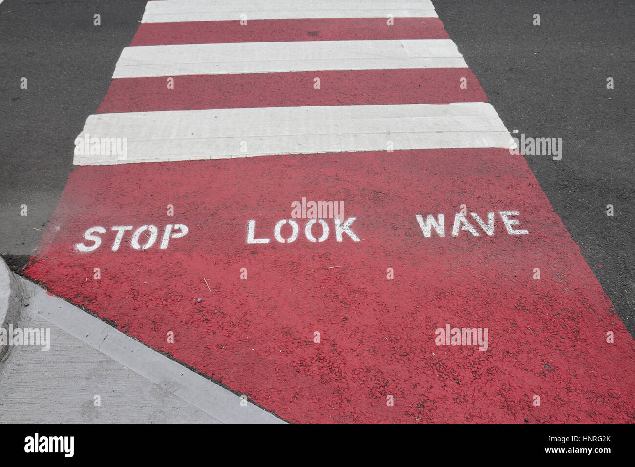 'Stop Look onda' scritto su un rosso/bianco crosswalk in Great Barrington, Berkshire County, Massachusetts, Stati Uniti. Foto Stock