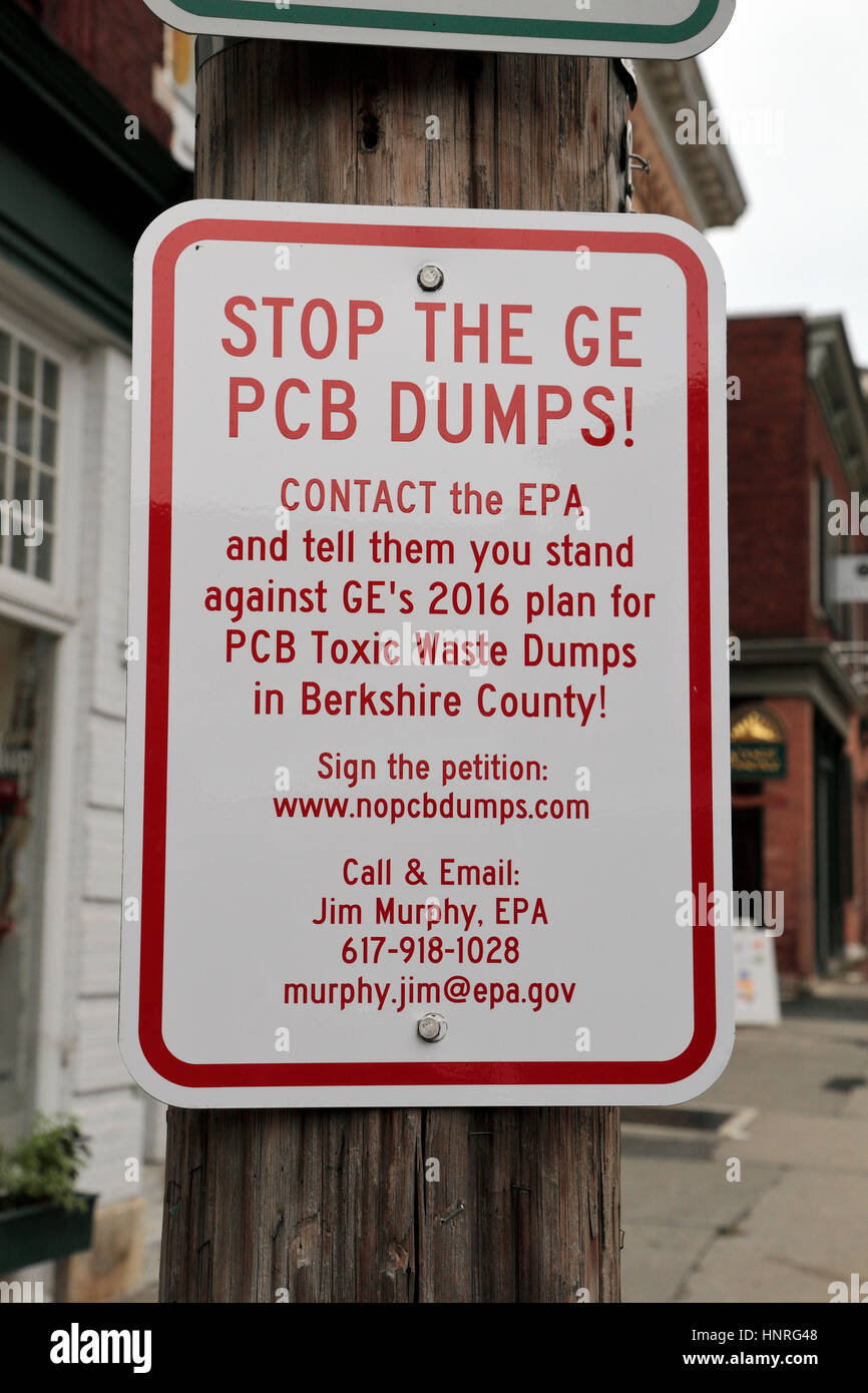 Segno protesta PCB tossici dump su un palo in Great Barrington, Berkshire County, Massachusetts, Stati Uniti. Foto Stock