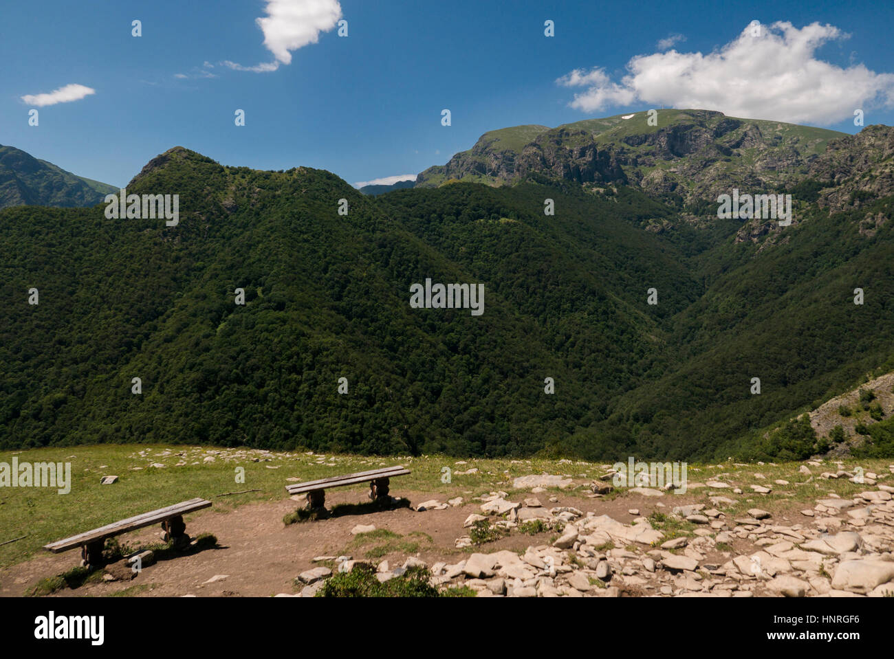 Due panche che si affaccia sulla vetta più alta dei Balcani Centrali Parco Nazionale - Monte Botev, Bulgaria. Foto Stock