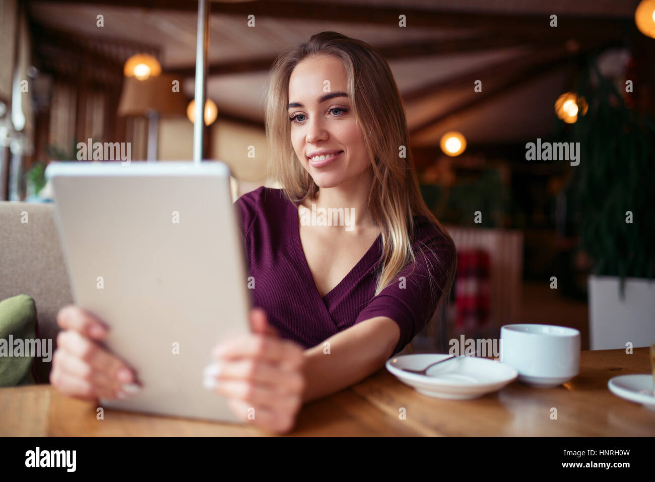 Ragazza giovane con 4g su tablet in cafe. 4g la tecnologia di internet. Foto Stock