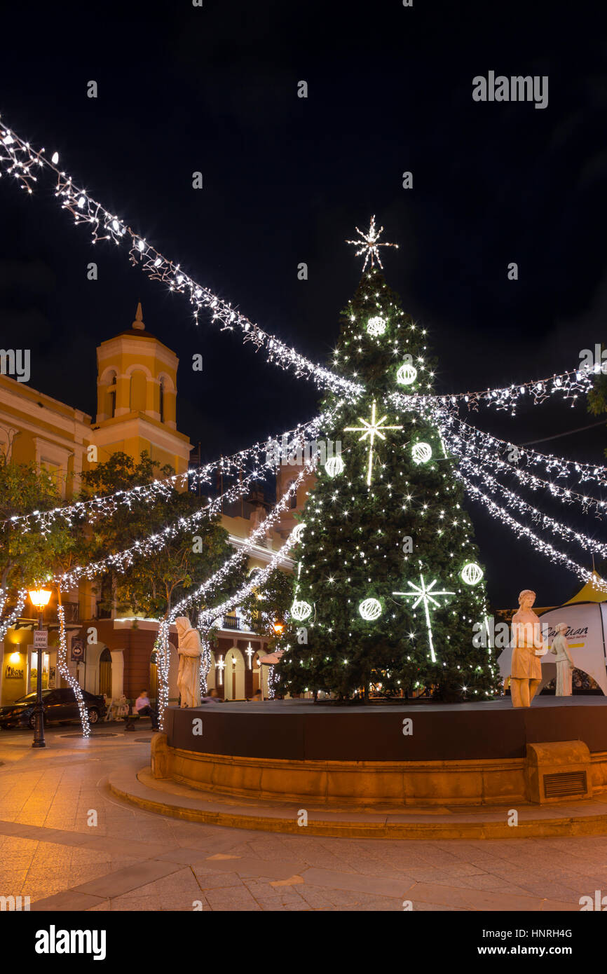 Albero di Natale Decorazioni ALCALDIA CITY HALL Plaza de Armas Città Vecchia di San Juan di Porto Rico Foto Stock