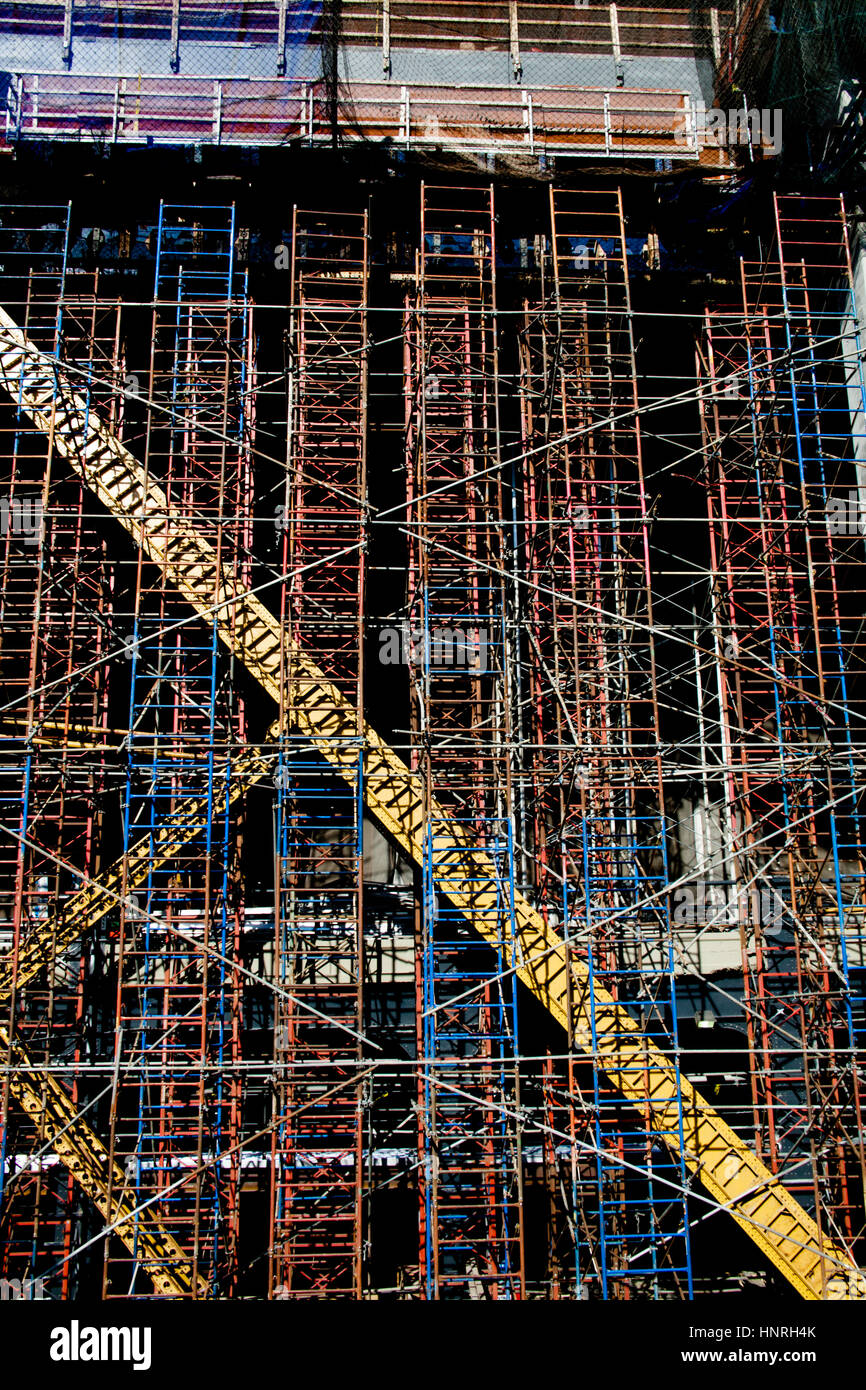 Ponteggio sulla costruzione sito da la linea alta acceso tra Chelsea e il Meatpacking District Manhattan New York City USA Foto Stock