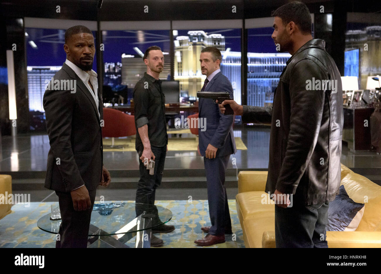 È insonne a 2017 crimine americano film di fiction diretto da Baran bo Odar, scritto da Andrea Berloff e interpretato da Jamie Foxx e T.I. come una coppia di corrotti Las Vegas poliziotti che la ricerca di uno dei loro figli rapiti Questa fotografia è per il solo uso editoriale ed è il copyright del film company e/o il fotografo assegnato dal film o società di produzione e può essere riprodotto solo da pubblicazioni in congiunzione con la promozione del film di cui sopra. Un credito per il film company è richiesto. Il fotografo deve anche essere accreditato quando noto. Foto Stock