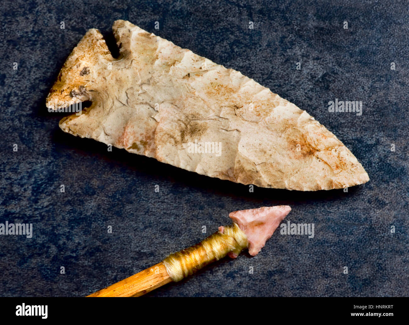 American bird punto arrowhead e spearhead trovati in Kentucky realizzata intorno al 2000 a 6000 anni fa. Foto Stock