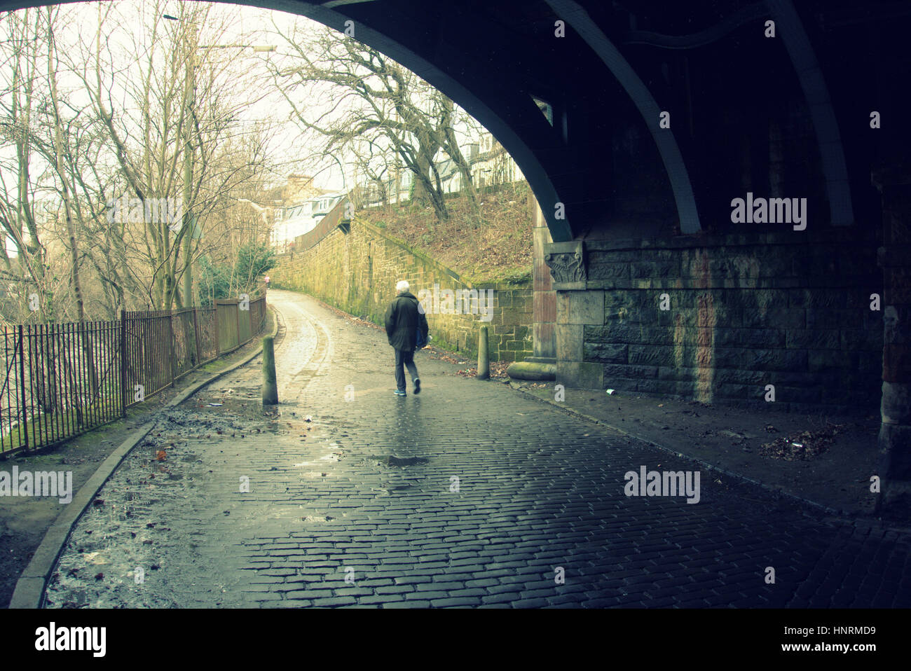 Fiume Kelvin scene passerella vicino alla zona di Kelvinbridge stazione della metropolitana murales Foto Stock