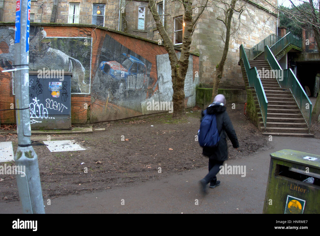 Fiume Kelvin scene passerella vicino alla zona di Kelvinbridge stazione della metropolitana murales Foto Stock