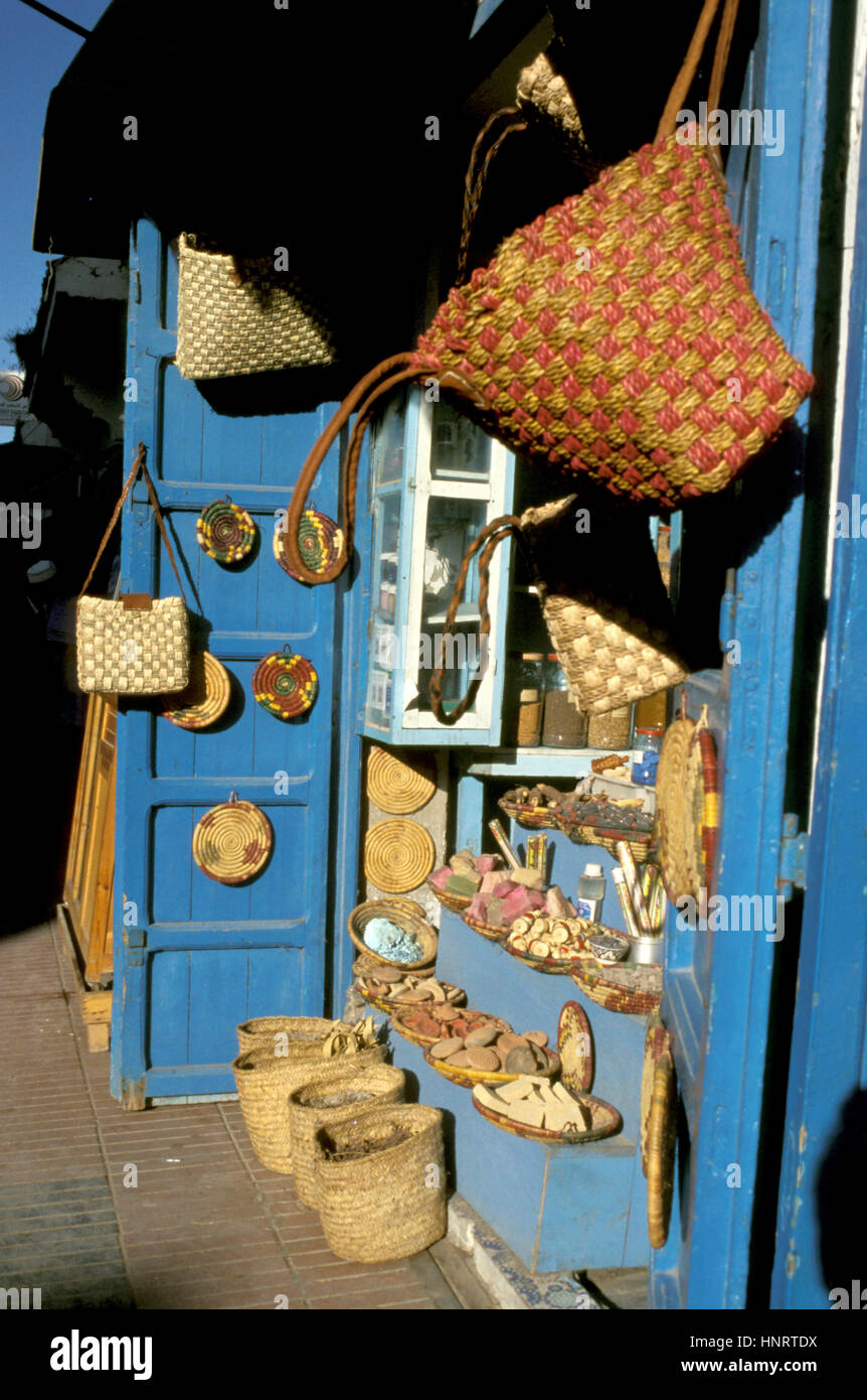 Negozio di souvenir nel souk all'interno della Medina di Essaouira Costa Atlantica, Marocco, Africa Settentrionale, Africa Foto Stock