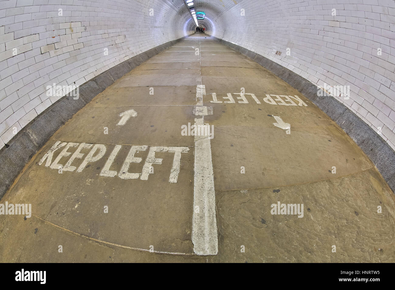 Fish Eye lens vista del Greenwich Foot tunnel, che collega Royal Greenwich con l'Isle of Dogs, Londra. Lunga esposizione. Foto Stock